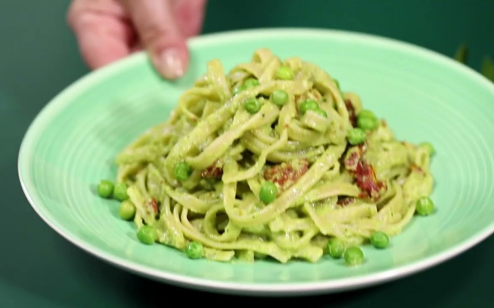 Talharim com pesto de ervilhas