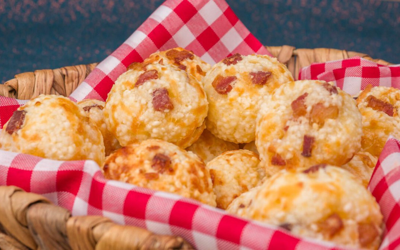 Pão de Queijo de Tapioca Granulada com Bacon