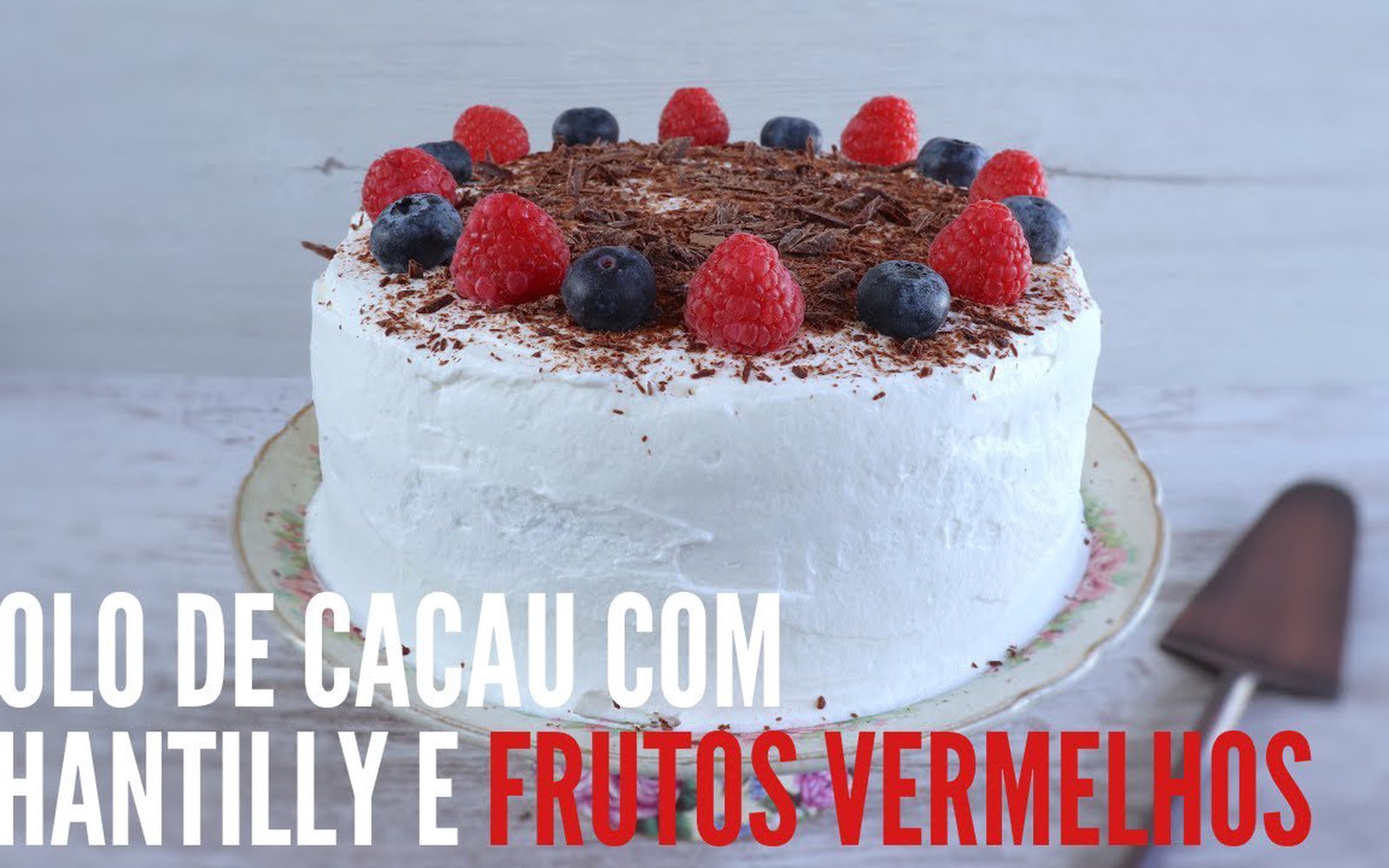 Bolo de Cacau com Chantilly e Frutos Vermelhos