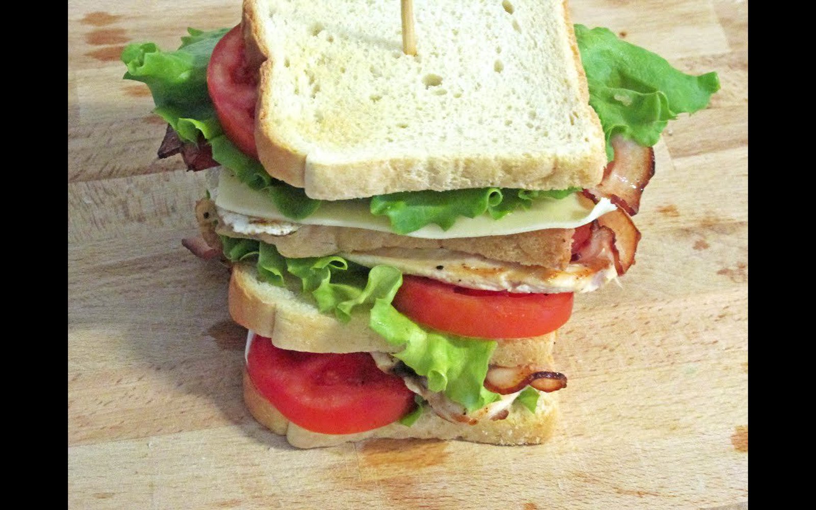 Sanduíche Club Gigante de Frango e Bacon