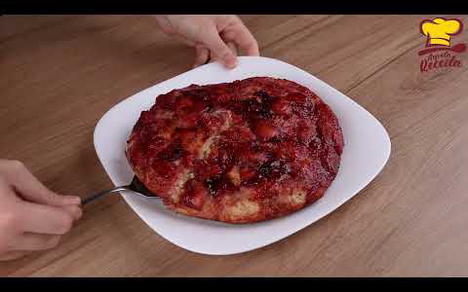 Bolo de Frigideira com Calda de Morango