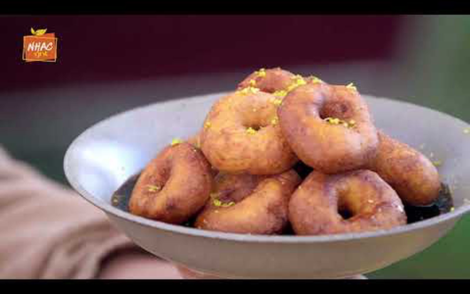 Rosquinha caseira com calda de açúcar mascavo (Picarones)