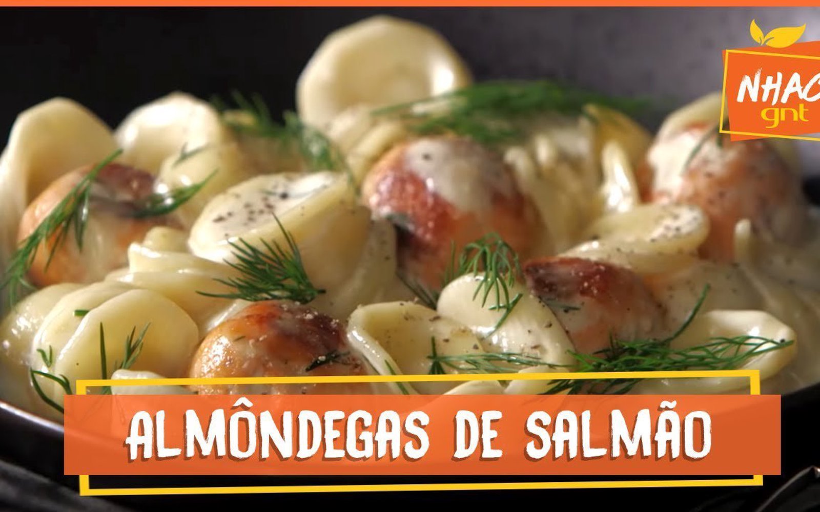 Macarrão com almôndegas de salmão