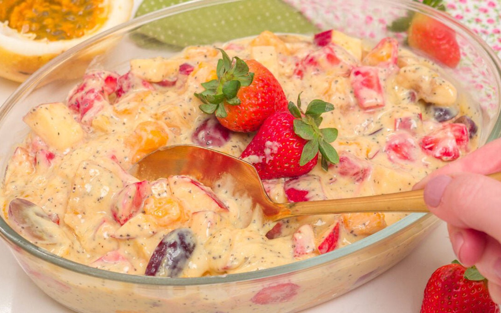 Salada de Frutas com Creme de Maracujá