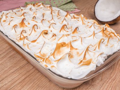 Bolo Gelado de Coco com Merengue na Travessa