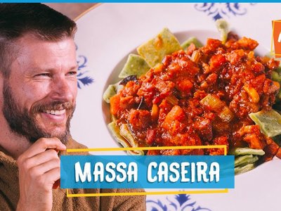 Massa caseira de espinafre com ragu de linguiça toscana