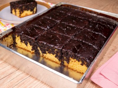 Bolo de Fubá com Calda de Chocolate