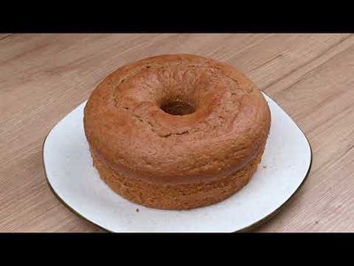 Bolo Snickers com Calda de Chocolate
