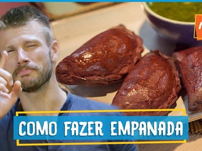 Empanada com farinha de beterraba e recheio de ricota