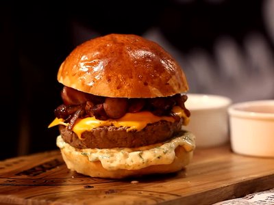 Receita de Travolta Burger de Picanha com Cebola e Molho Shoyu