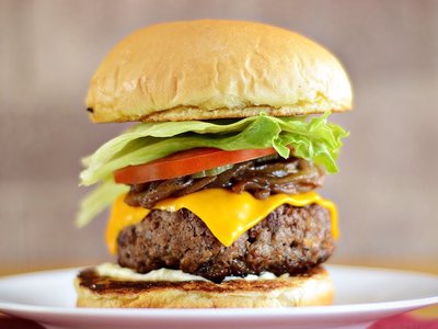 Hambúrguer Caseiro com Cebola Caramelizada