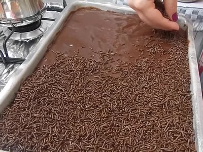 Bolo De Chocolate Fácil e Rápido Da Cris !