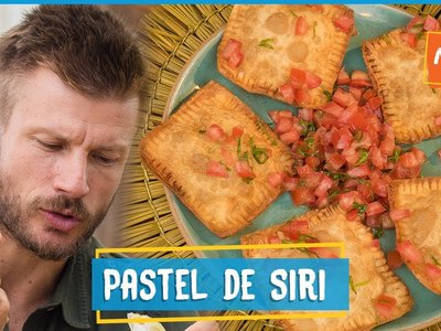 Pastel de siri com molho vinagrete de tomate