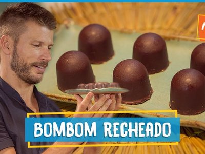 Bombom de chocolate recheado com paçoca de castanha