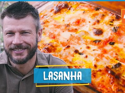 Lasanha de costelinha com molho de tomate e bechamel