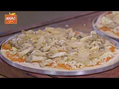 Pizza caseira de cogumelo com massa de cerveja