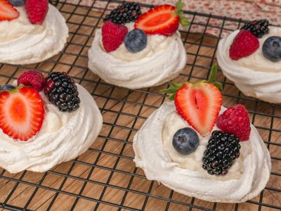 Mini Pavlova com Frutas Vermelhas