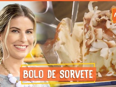 Bolo de sorvete com calda de caramelo e lascas de coco