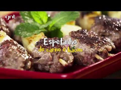 Espetinho de carne com bacon e abacaxi
