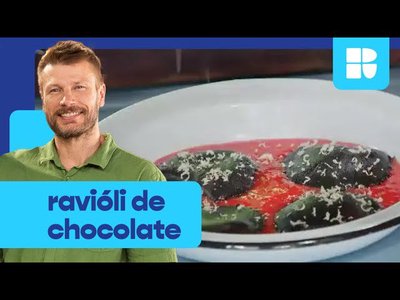 Ravióli de chocolate com molho de morango