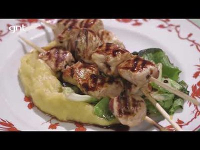 Espetinho de frango na grelha com molho teriaki