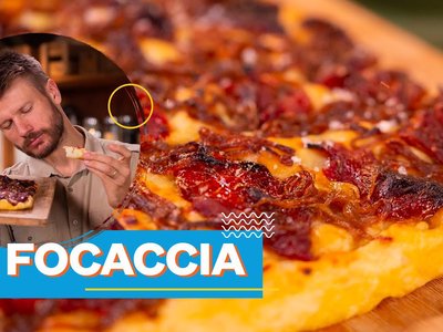 Focaccia com tomate seco e cebola agridoce