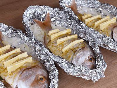 Peixe Assado com Manteiga e Cebola