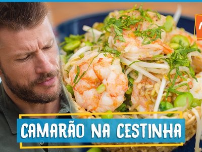 Cestinha de macarrão recheada com camarão e broto de feijão