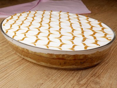 Bolo de Doce de Leite com Ameixa na Travessa