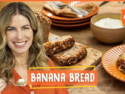 Bolo de Banana (Banana Bread) com Crocante de Aveia