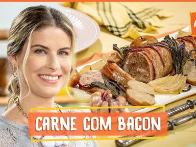 Bolo de carne envolto em bacon com maçãs assadas