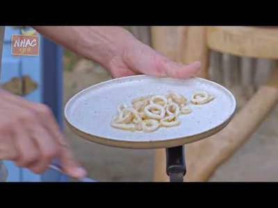 Espaguete caseiro com molho de tomate e lula frita