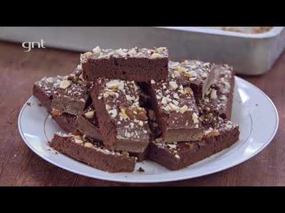 Bolo de chocolate com geleia de cupuaçu e castanha-do-pará