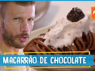Espaguete de chocolate com pimenta e chantilly de amora