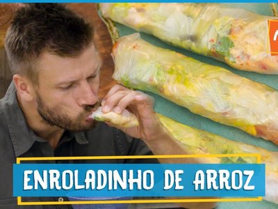 Rolinho de folha de arroz com lagosta, omelete e abacaxi