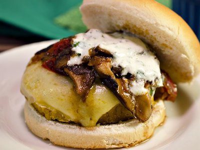 Hambúrguer de Grão-de-Bico com Cogumelos e Molho de Iogurte
