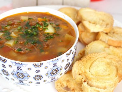 Sopa de carne com caldo de tomate