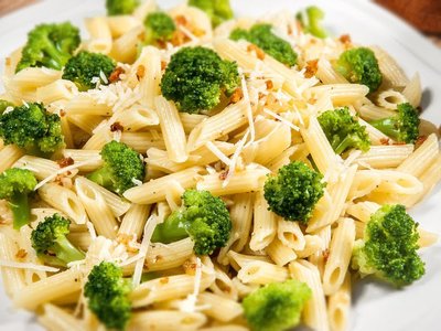 Macarrão com brócolis ao alho