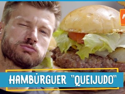Hambúrguer recheado com queijo cheddar e queijo empanado