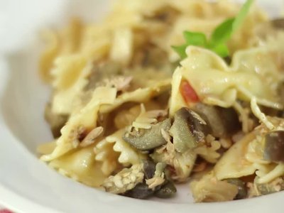 Receita de Macarrão Mini Gravata com Cubos de Berinjela, Atum e Tomates
