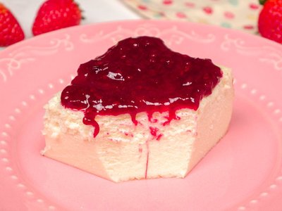 Torta de Ricota Fácil com Calda de Frutas Vermelhas