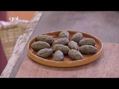 Bolinho de maniçoba recheado com carne seca e calabresa