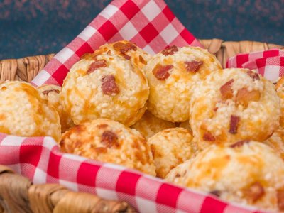 Pão de Queijo de Tapioca Granulada com Bacon