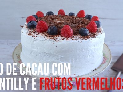 Bolo de Cacau com Chantilly e Frutos Vermelhos