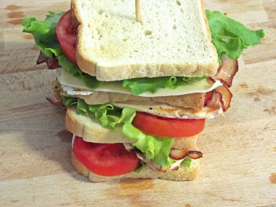 Sanduíche Club Gigante de Frango e Bacon