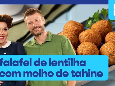 Falafel de lentilha rosa com molho de tahine preto