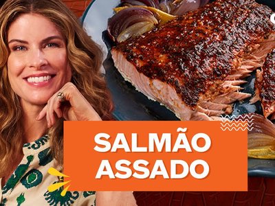Salmão assado com páprica, mel e cebola roxa e molho de iogurte